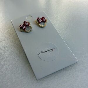 NIB MINNIE MOUSE DISNEY STUD EARRINGS